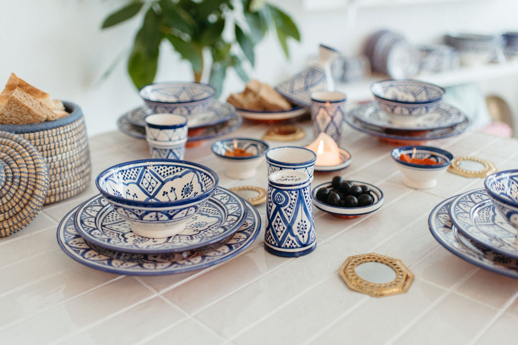 Marokkanische Keramik auf einem Tisch 